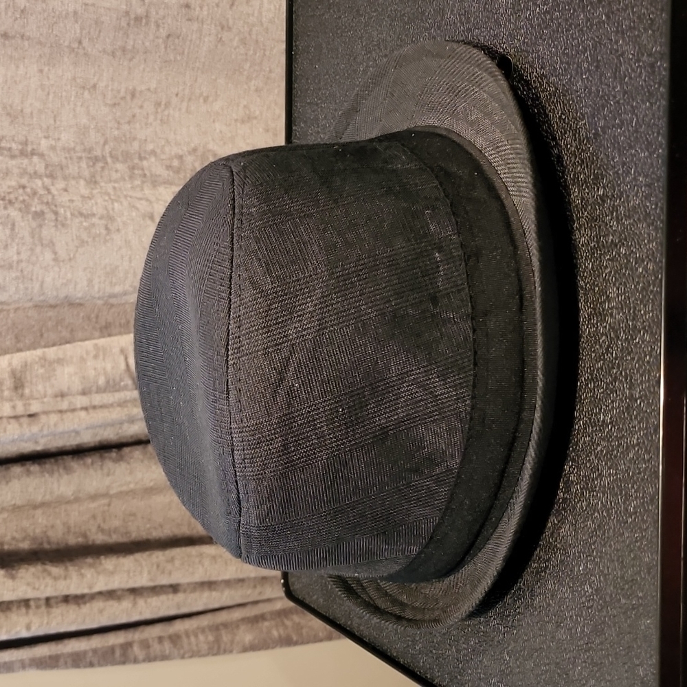 Boys size M 7-8 Children's Place black/charcoal plaid fedora. All season hat.